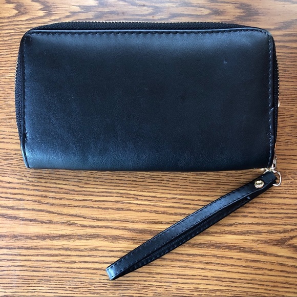 Embroidered Flower Wristlet 🌺🌿 - Picture 2 of 4